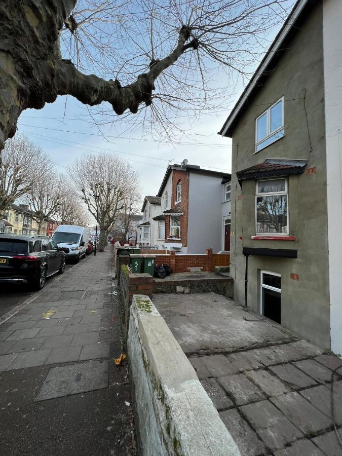 Upton Park Bedrooms 25 Min To Central لندن المظهر الخارجي الصورة